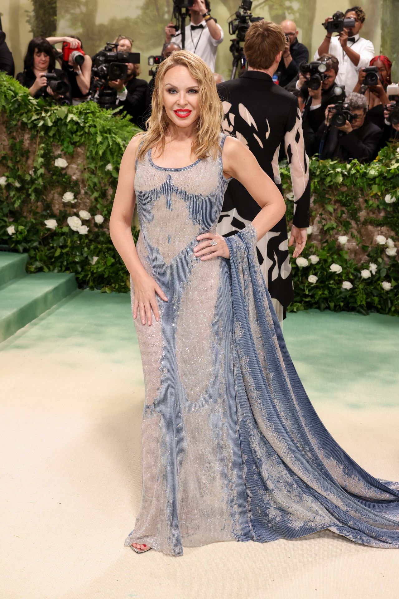 KYLIE MINOGUE STUNS IN SHIMMERING COMEBACK AT MET GALA 2024 IN NEW YORK09
